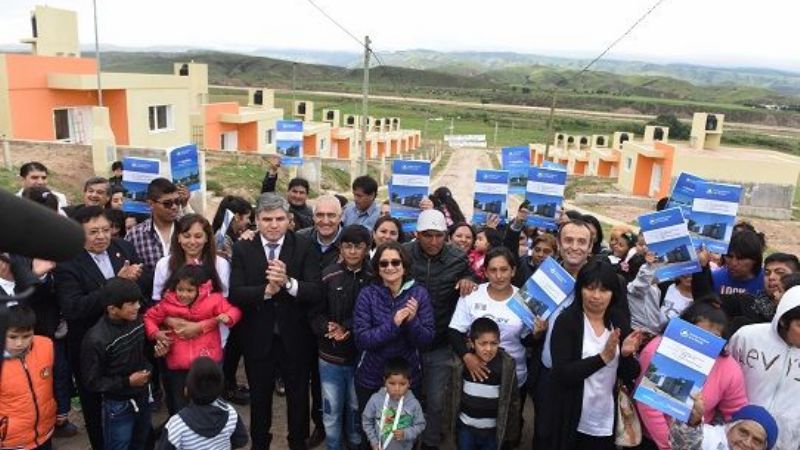 La Gobernadora entregó viviendas en Aconquija