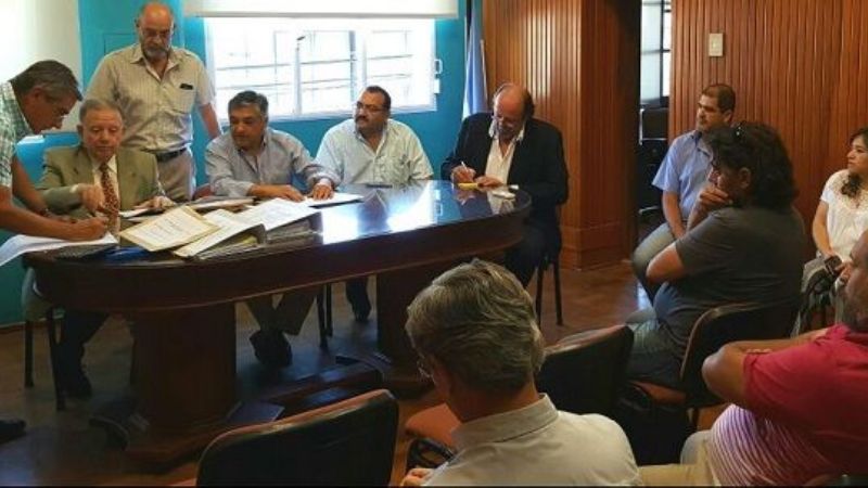 Apertura de sobre para la obra del puente en la Quebrada de Moreira