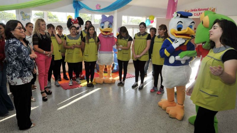 La Gobernadora visitó el jardín maternal del CAPE