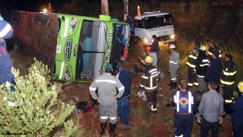 Tres muertos y 15 heridos al volcar un micro con estudiantes argentinos