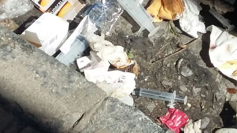 Arrojan residuos patógenos en plena calle