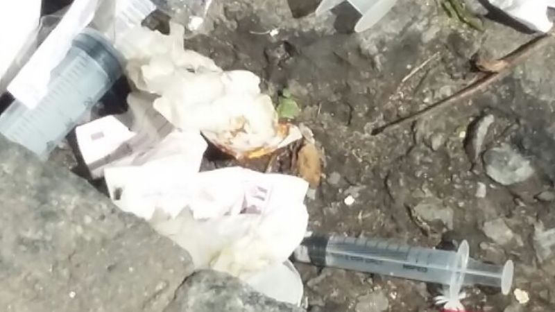 Arrojan residuos patógenos en plena calle