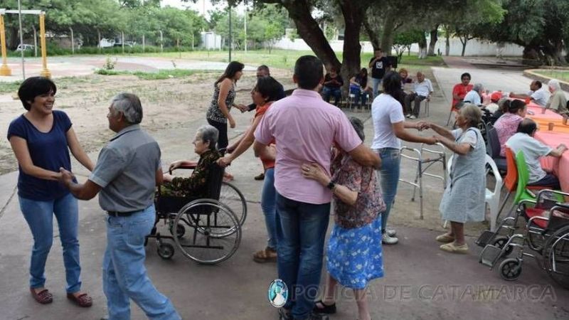 Policías visitaron el Hogar de Ancianos Fray Mamerto Esquiú