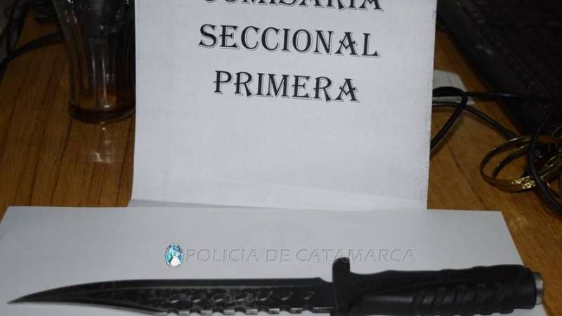 Arrestan a un hombre y secuestran un arma blanca en pleno centro