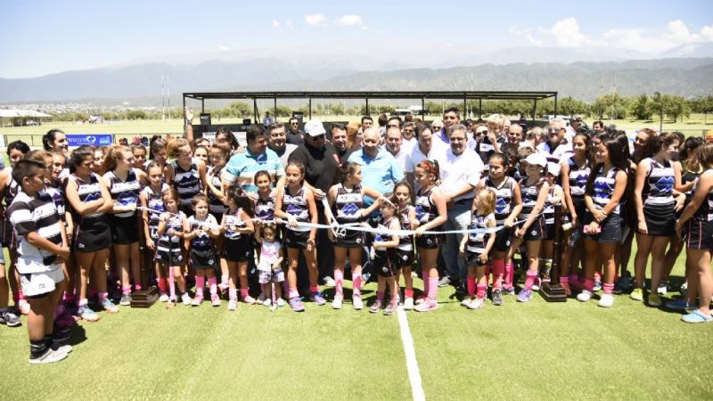 Jalil inauguró la cancha de hockey de césped sintético de Los Teros