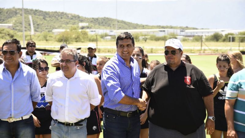 Jalil inauguró la cancha de hockey de césped sintético de Los Teros