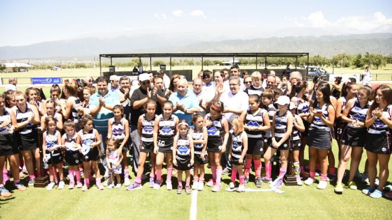 Jalil inauguró la cancha de hockey de césped sintético de Los Teros