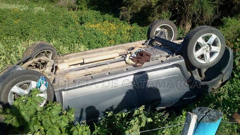 Dos jóvenes heridos tras un vuelco en Ambato