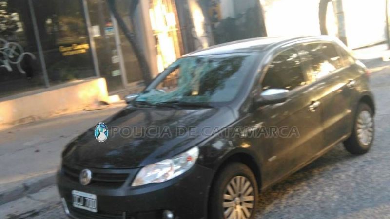 Hombre herido tras ser embestido por un auto