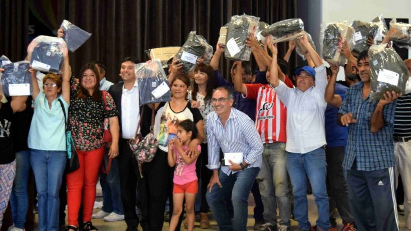 Entregan indumentaria a municipales y anuncio de obras en FME