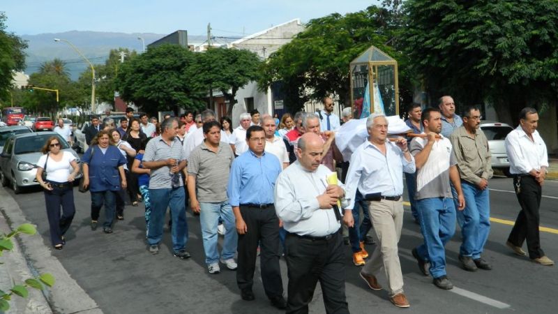 La comunidad universitaria honró a la Virgen peregrinando hasta su Santuario Mariano