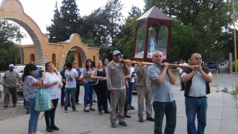 Trabajadores peregrinaron bajo la lluvia para honrar a la Virgen