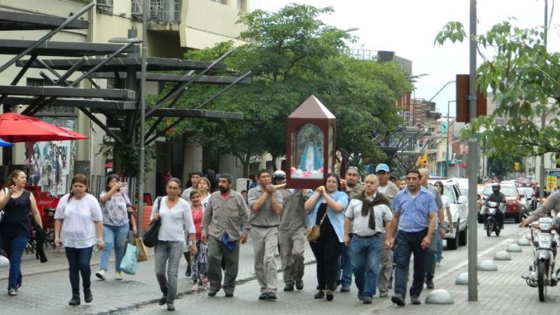 Trabajadores peregrinaron bajo la lluvia para honrar a la Virgen