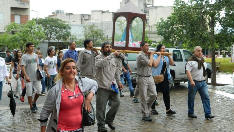 Trabajadores peregrinaron bajo la lluvia para honrar a la Virgen