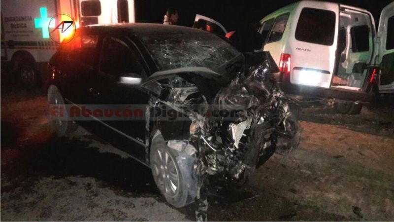 Tres personas murieron y una niña está grave tras un choque frontal