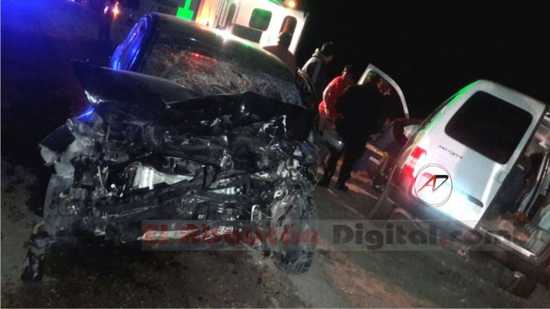 Tres personas murieron y una niña está grave tras un choque frontal