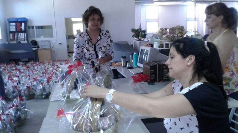 Distribuyen más de mil canastas navideñas hechas por emprendedores