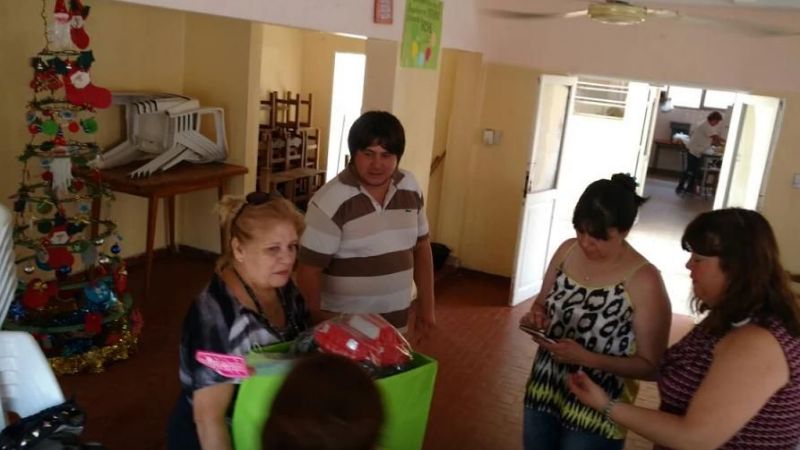 Entrega de juguetes para la Casa Cuna