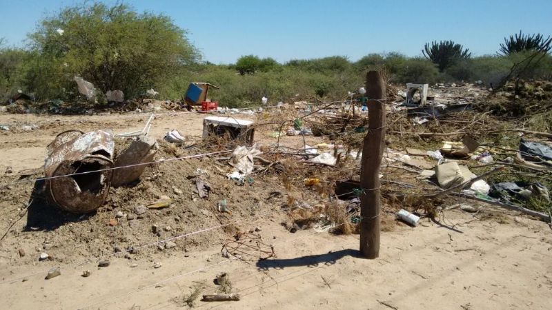 La Pata de la Mentira: Basural clandestino y alambrado a medias