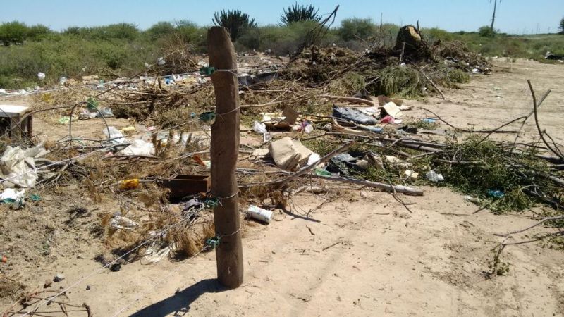 La Pata de la Mentira: Basural clandestino y alambrado a medias