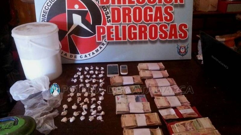 Detienen a dos hombres y desbaratan punto de venta de drogas