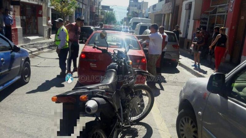 Detienen a dos hombres y desbaratan punto de venta de drogas