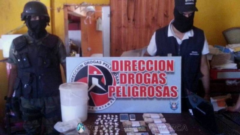 Detienen a dos hombres y desbaratan punto de venta de drogas