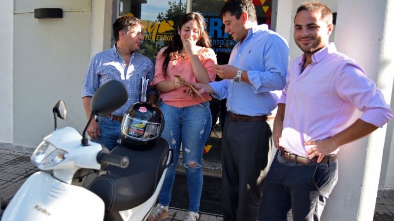 Entregan premios de la Rifa Estudiantil en FME