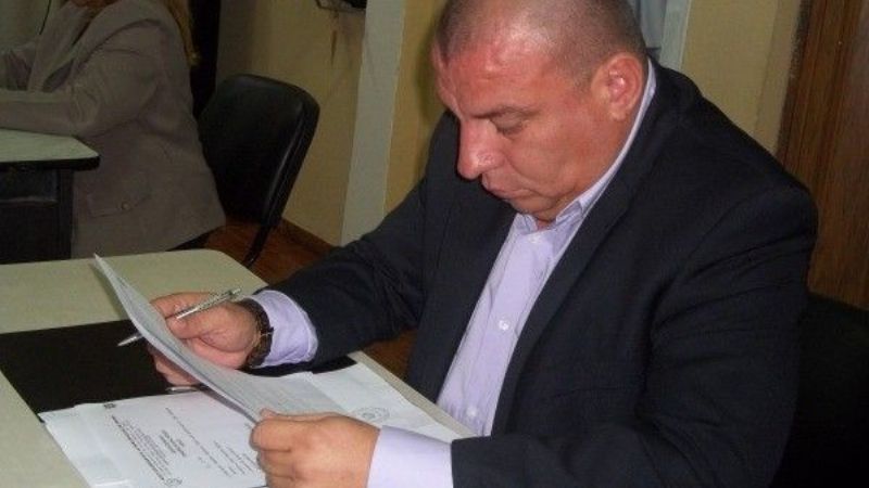 “Tiene fondos para el festival pero no para los empleados”