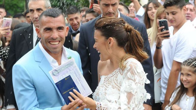 Carlos Tevez se casó por civil con Vanesa Mansilla