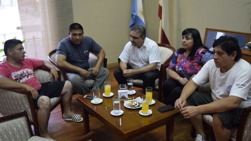 Jalil entrega una canasta navideña, pero en efectivo