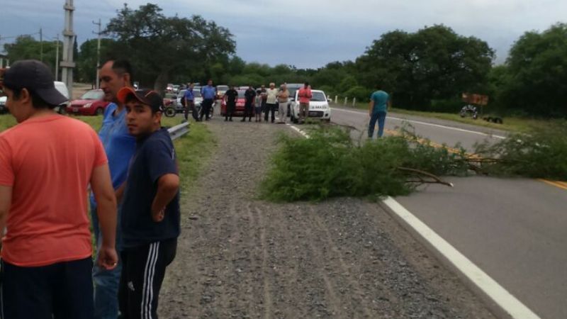 Protesta de municipales en Chumbicha con piquete en la ruta 38
