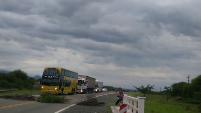 Protesta de municipales en Chumbicha con piquete en la ruta 38