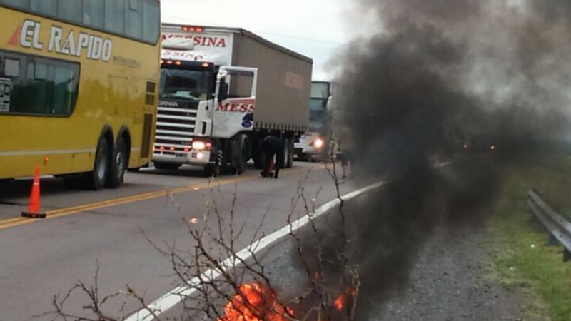 Protesta de municipales en Chumbicha con piquete en la ruta 38