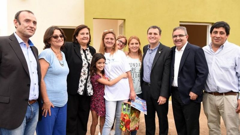 Lucía entregó más viviendas en Banda de Varela