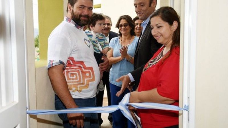 Lucía entregó más viviendas en Banda de Varela