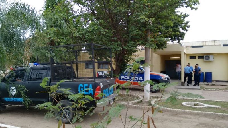 Padre e hijo detenidos por agredir a cinco policías