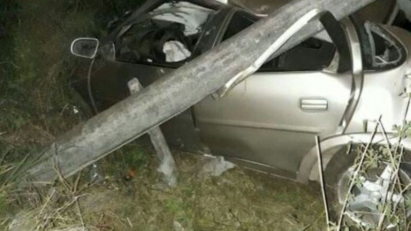 Le robó el auto al padre y se estrelló contra un poste de luz