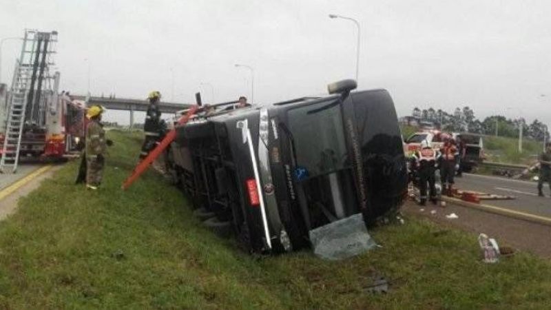 Un muerto y decenas de heridos al volcar un micro que venía de Brasil