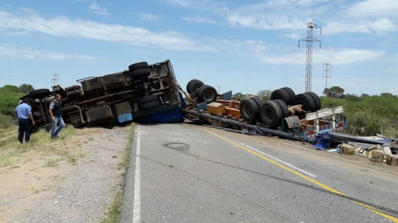 Camión volcó en la ruta 20