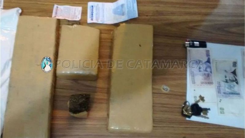 Viajaba en colectivo con 3 kilos de marihuana