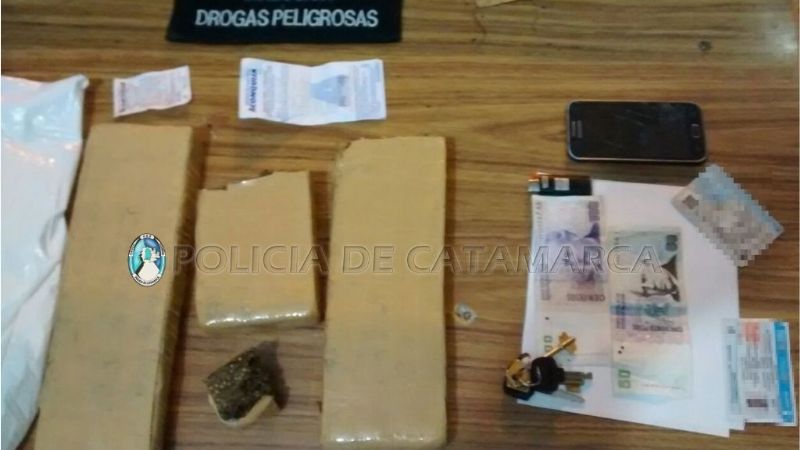 Viajaba en colectivo con 3 kilos de marihuana