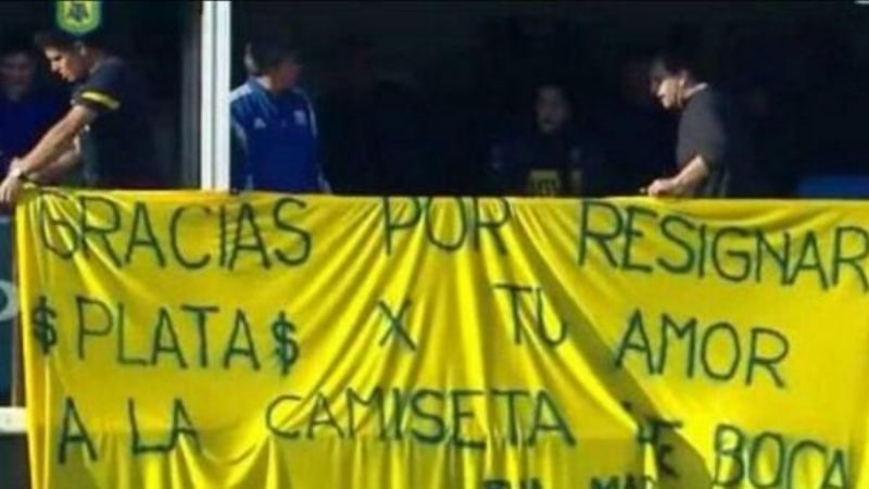 Hinchas de River cargan a los de Boca por la partida de Carlitos