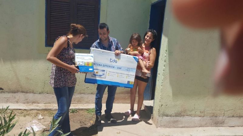 El Ministerio de Servicios Públicos entregó antenas y decodificadores