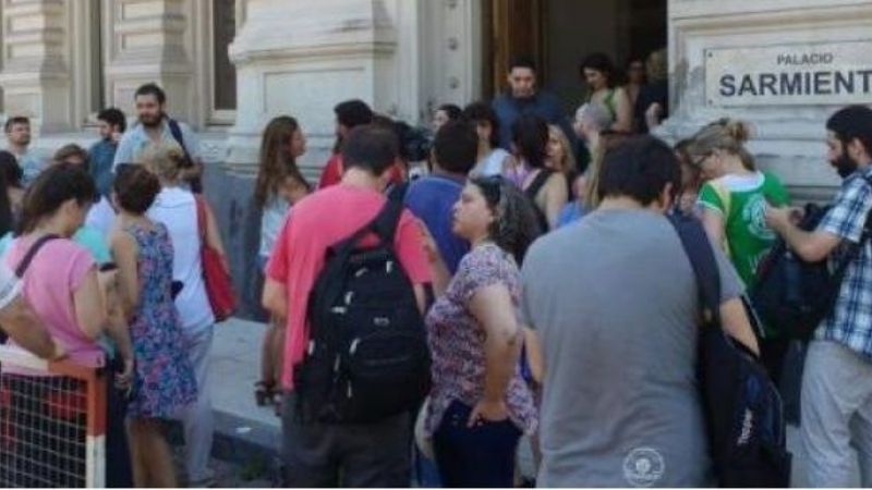 Por despidos toman el Ministerio de Educación en Buenos Aires