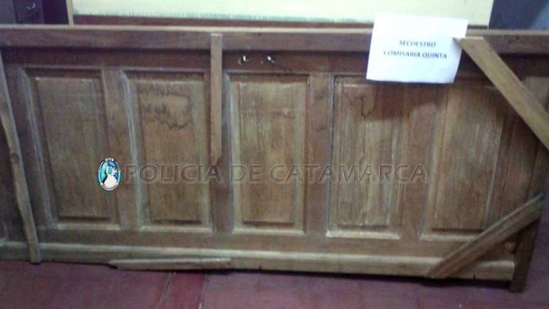 Aprehendieron a un joven y secuestran una puerta de algarrobo robada