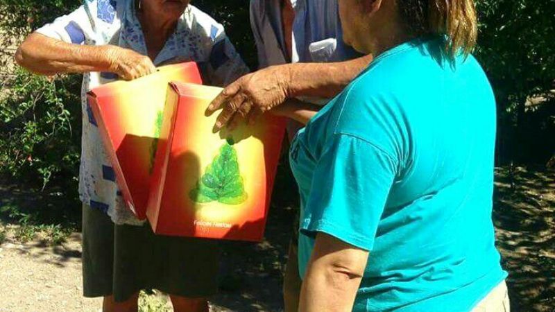 Herrera entregó cajas navideñas en el interior