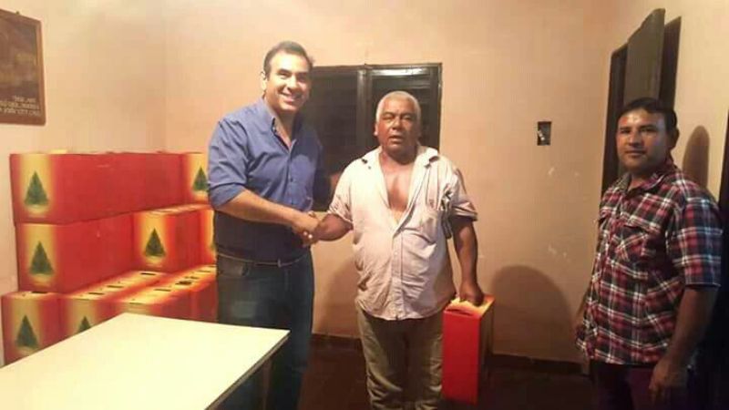 Herrera entregó cajas navideñas en el interior