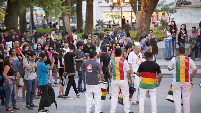 A pura música y color, arrancaron Viva La Plaza y Aquí Cultura