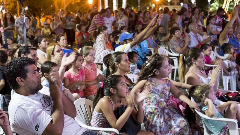 A pura música y color, arrancaron Viva La Plaza y Aquí Cultura